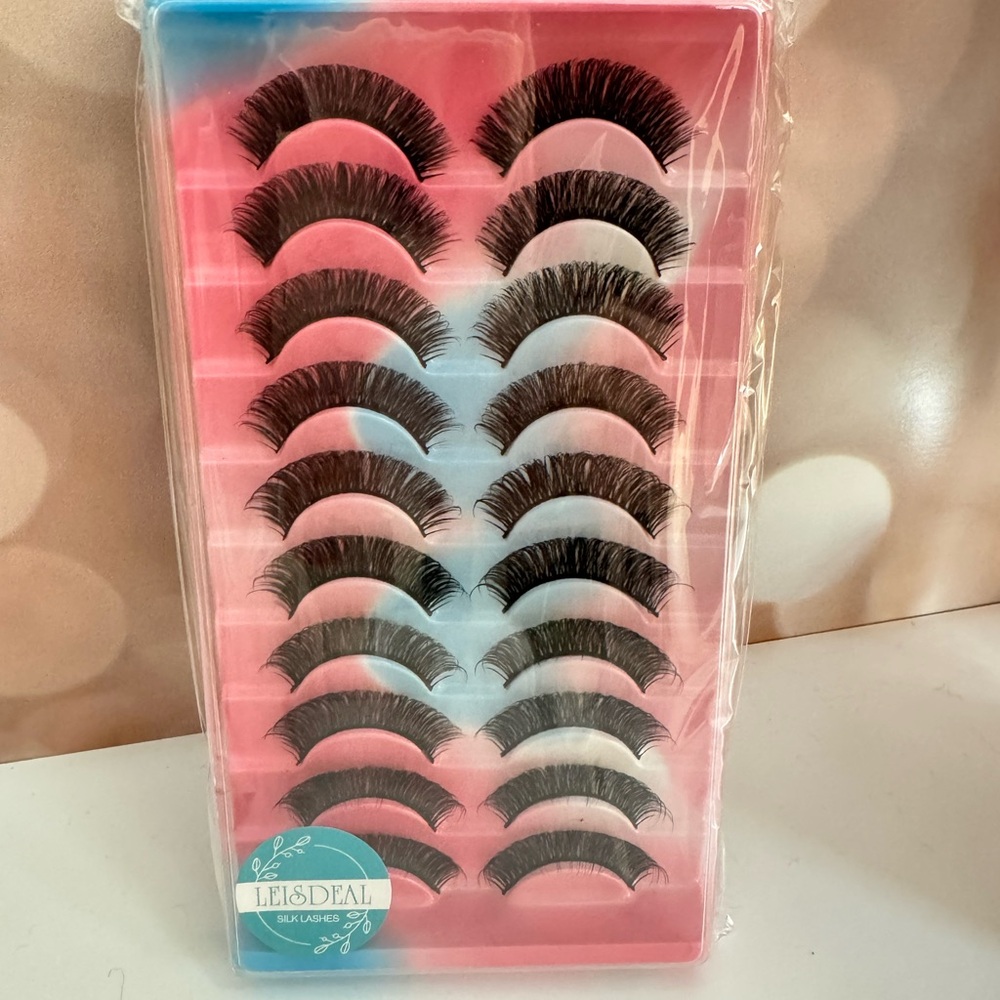 Silk Lashes – 10 Pairs of Natural & Voluminous False Eyelashes